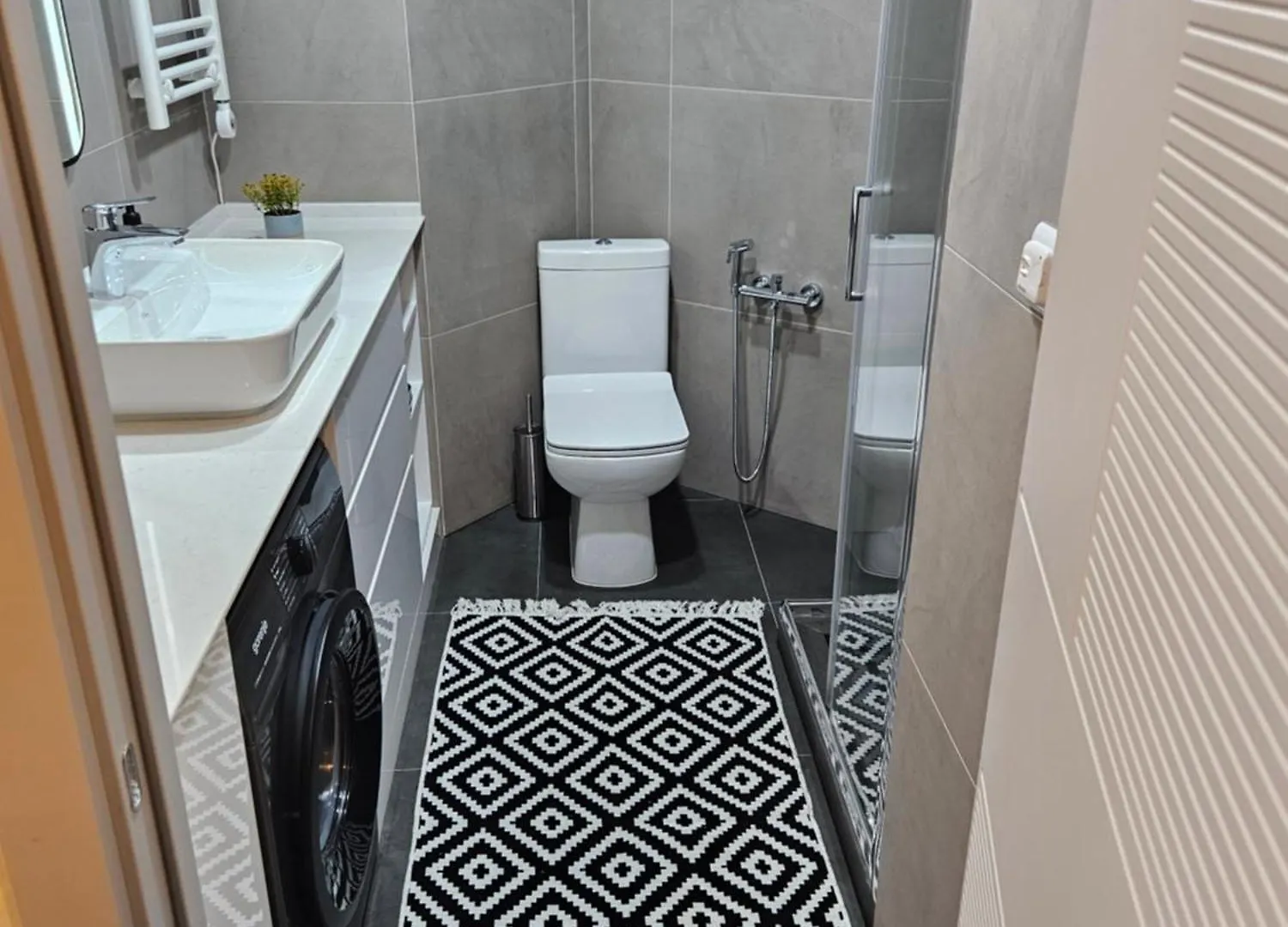 Apartment Rainbow, Отличная Квартира В 100 Метрах От Моря С Полноценной Кухней,Выделенной Спальней И Шикарным Видом! Batumi Georgia